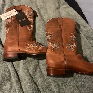Never been worn. They’re from boot barn size 11 with a tag on still.